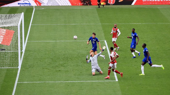 LONDON, ENGLAND - AUGUST 01: Pierre-Emerick Aubameyang of Arsenal scores his sides second goal during the Heads Up FA Cup Final match between Arsenal and Chelsea at Wembley Stadium on August 01, 2020 in London, England. Football Stadiums around Europe remain empty due to the Coronavirus Pandemic as Government social distancing laws prohibit fans inside venues resulting in all fixtures being played behind closed doors. (Photo by Adam Davy/Pool via Getty Images)