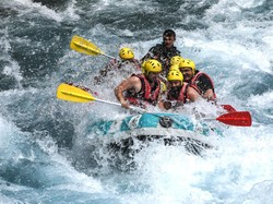 Celebrity on Vacation: Rafting di Tengah Arus Deras Sungai Ciwulan