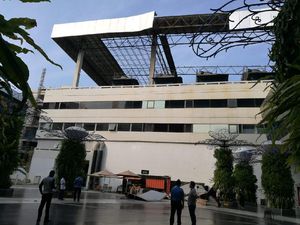 Sisi Atap Gedung Parkir Terminal 3 Soetta Runtuh, AP II: Tak Ada Korban Sisi Atap Gedung Parkir Terminal 3 Soetta Runtuh, AP II: Tak Ada Korban