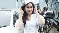 Whuzz! Saat Rok Ayu Ting Ting Tersibak Angin