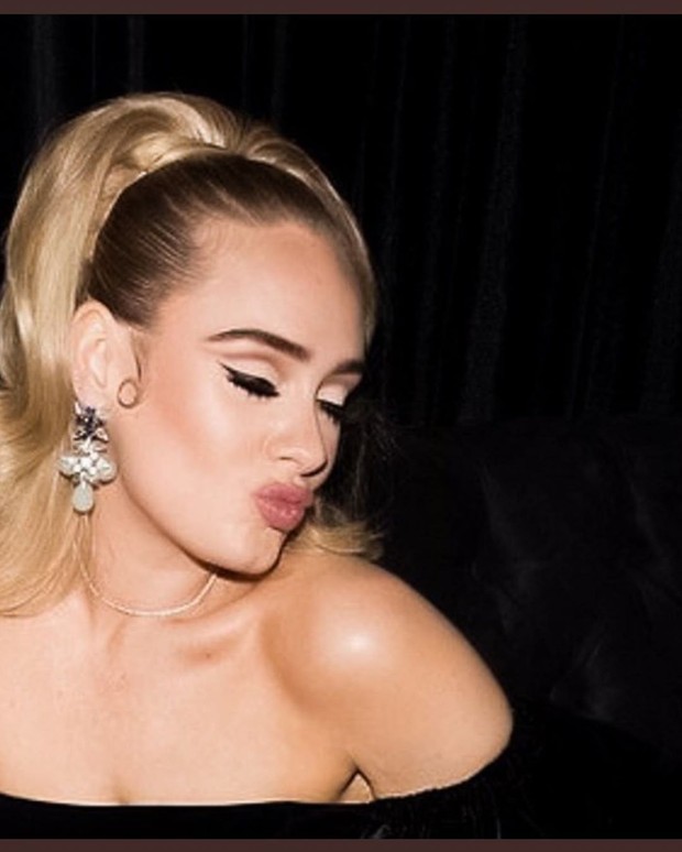 Transformasi tubuh Adele pertama kali terlihat ketika ia menghadiri ulang tahun rapper Drake pada Oktober 2019.