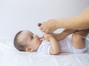 Insisi Lip Tie dan Gejalanya pada Bayi Insisi Lip Tie dan Gejalanya pada Bayi