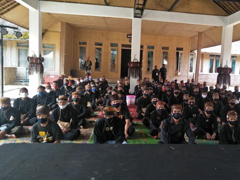 Beda! Ritual Seren Taun Kasepuhan Cisungsang Gunakan Standar COVID-19 Beda! Ritual Seren Taun Kasepuhan Cisungsang Gunakan Standar COVID-19