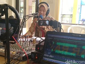 Siswa Belajar Pakai Radio Komunitas Mesti Jadi Cambuk Buat Pemerintah