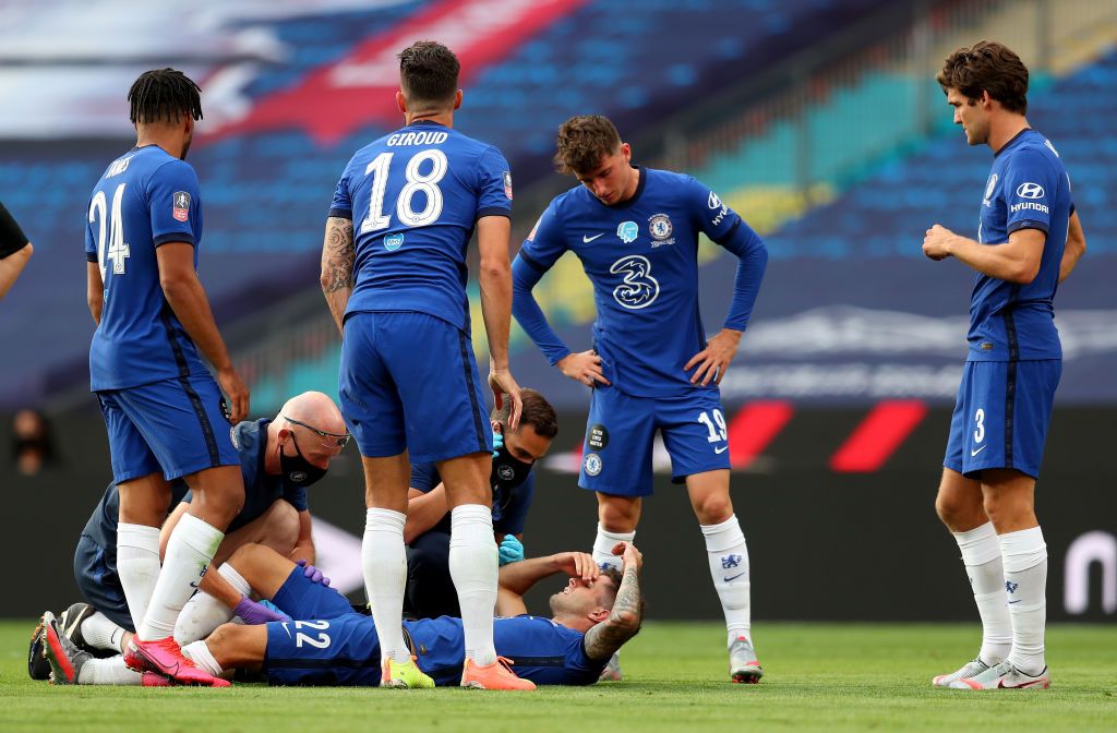 LONDON, ENGLAND - AUGUST 01: Christian Pulisic of Chelsea is seen to by medial staff after an injury during the Heads Up FA Cup Final match between Arsenal and Chelsea at Wembley Stadium on August 01, 2020 in London, England. Football Stadiums around Europe remain empty due to the Coronavirus Pandemic as Government social distancing laws prohibit fans inside venues resulting in all fixtures being played behind closed doors. (Photo by Catherine Ivill/Getty Images)