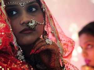 Corona di India Picu Krisis Perbankan, Warga Berpaling ke Emas