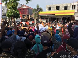 Tunggu Kades Dibebaskan, Warga Lebakjabung Bertahan di Kantor Kejaksaan