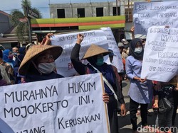 Warga Ngeluruk Kejari Mojokerto Tolak Penahanan Kades Lebakjabung
