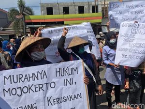 Warga Ngeluruk Kejari Mojokerto Tolak Penahanan Kades Lebakjabung Warga Ngeluruk Kejari Mojokerto Tolak Penahanan Kades Lebakjabung