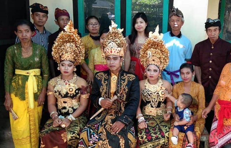 Seorang pria di Buleleng, Bali I Made Sukartayasa (39) membuat sejumlah orang tercengang. Sukartayasa menikahi 2 orang wanita Luh Kariasih (29) dan Komang Sri Parwati (25) secara bersamaan.