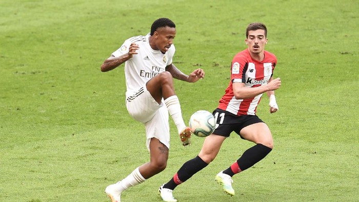 BILBAO, SPAIN - JULY 05: Eder Militao of Real Madrid controls the ball under pressure from Inigo Cordoba of Athletic Club during the La Liga match between Athletic Club and Real Madrid CF at San Mames Stadium on July 05, 2020 in Bilbao, Spain. Football Stadiums around Europe remain empty due to the Coronavirus Pandemic as Government social distancing laws prohibit fans inside venues resulting in all fixtures being played behind closed doors. (Photo by Juan Manuel Serrano Arce/Getty Images)