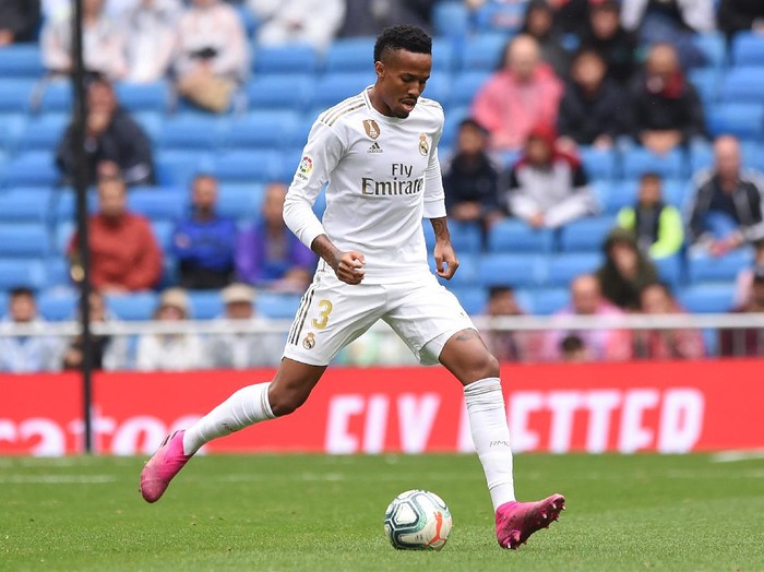 MADRID, SPAIN - SEPTEMBER 14: Eder Militao of Real Madrid controls the ball during the Liga match between Real Madrid CF and Levante UD at Estadio Santiago Bernabeu on September 14, 2019 in Madrid, Spain. (Photo by Denis Doyle/Getty Images)