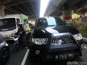 674 Mobil Ditindak di Hari Kedua Ganjil Genap di DKI 674 Mobil Ditindak di Hari Kedua Ganjil Genap di DKI