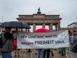 Demo Protes Pembatasan Saat Pandemi Corona di Berlin, 45 Polisi Terluka