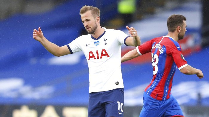 Tottenhams Harry Kane reacts during the English Premier League soccer match between Crystal Palace and Tottenham at the Selhurst Park stadium in London, Sunday, July 26, 2020. (Warren Little/Pool via AP)