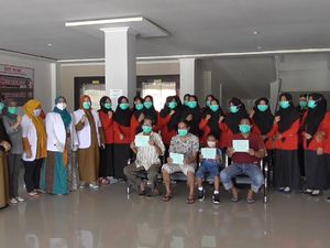Haru, Kepulangan Pasien Sembuh Corona Diiringi Nyanyian dari Nakes