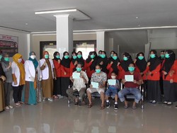 Haru, Kepulangan Pasien Sembuh Corona Diiringi Nyanyian dari Nakes