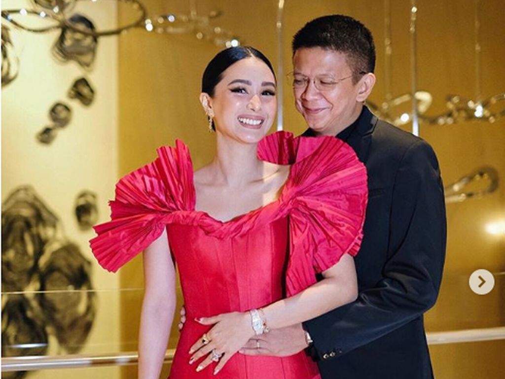 Sosialita Dinikahi Pria Lebih Tua Tanpa Restu Ortu, Kini Nikmati Hidup Mewah Sosialita Dinikahi Pria Lebih Tua Tanpa Restu Ortu, Kini Nikmati Hidup Mewah