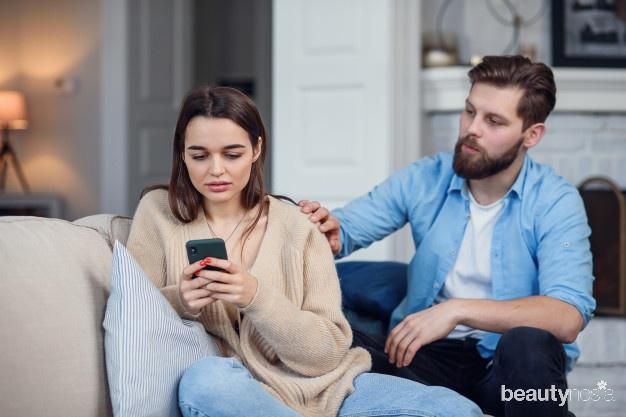 Hobi Cek Ponsel Pasangan? Waspadai Hal Buruk Ini Bisa Terjadi/Freepik.com