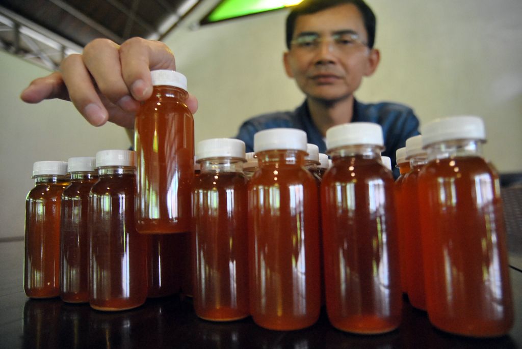 Hadi Pranoto menunjukkan ramuan herbal untuk antibodi COVID-19. Ramuan itu disebut mampu tingkatkan antibodi dalam mencegah penyebaran COVID-19.