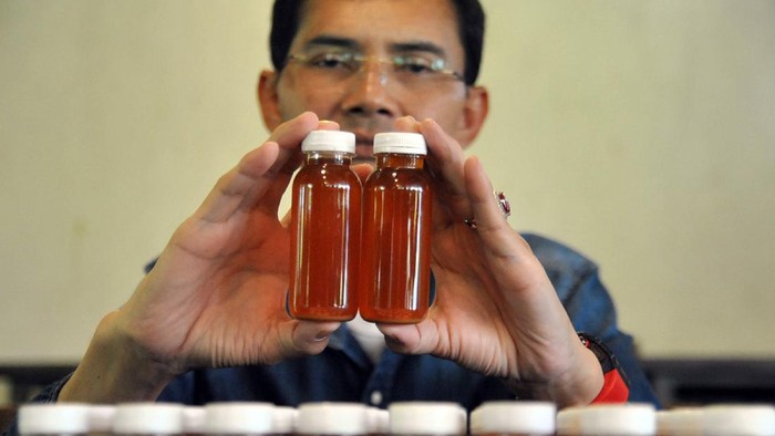 Ini Ramuan Herbal yang Diklaim Hadi Pranoto Bisa Cegah COVID-19 Hadi Pranoto menunjukkan ramuan herbal untuk antibodi COVID-19. Ramuan itu disebut mampu tingkatkan antibodi dalam mencegah penyebaran COVID-19.