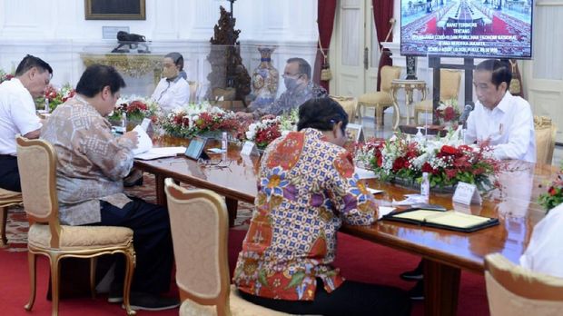 Presiden Joko Widodo memimpin ratas dengan dibatasi kaca, Senin (3/8) / Foto: Kris / Biro Pers Setpres