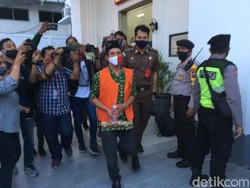 Meski Diprotes Ratusan Warga, Kejari Mojokerto Tetap Tahan Kades Lebakjabung