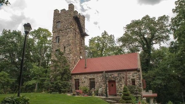 Kastil Gaya Eropa Ini Dijual Lho