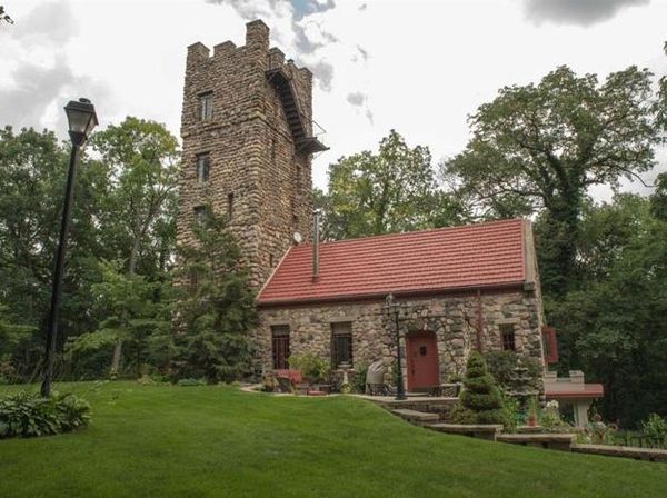 Kastil Gaya Eropa Ini Dijual Lho