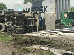 Video Truk Terguling di Tol Bandar Selamat Medan