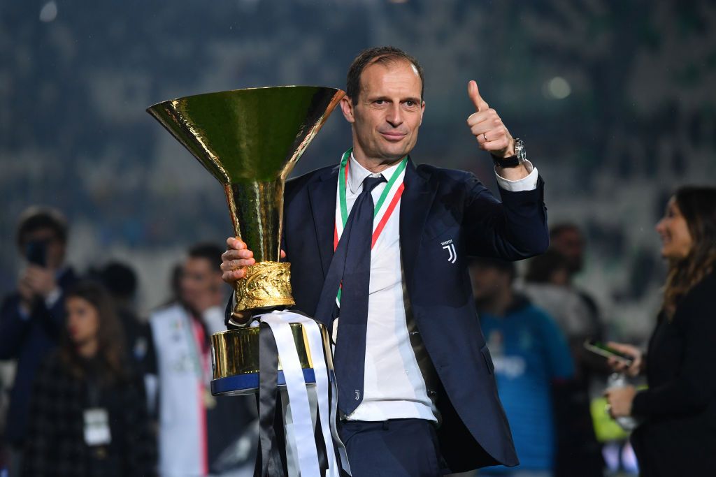 TURIN, ITALIA - 19 MEI: Pelatih kepala Juventus Massimiliano Allegri merayakan upacara penghargaan setelah memenangkan kejuaraan Serie A dalam pertandingan Serie A antara Juventus dan Atalanta BC pada 19 Mei 2019 di Turin, Italia.  (Foto oleh Tullio M. Apulia / Getty Images)