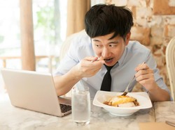 Punya Rekan Kerja Doyan Ngemil? Hati-hati Kamu Bisa Ketularan!