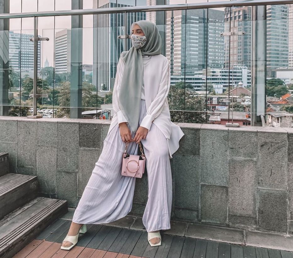 8 Inspirasi OOTD Hijab dengan Masker untuk Segala Acara