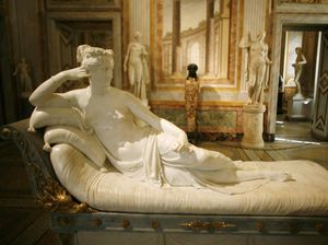 Ceroboh Saat Selfie, Turis Rusak Patung Berumur 200 Tahun