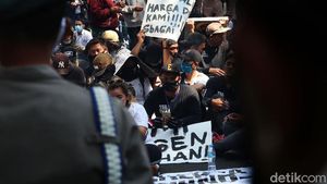 Pekerja Hiburan Malam Demo Kantor Walkot Bandung
