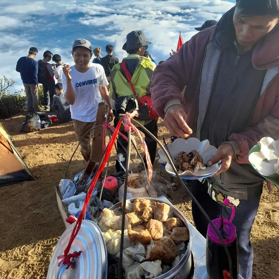 Penjual bakso di puncak gunung Cikuray (foto: instagram @bbffmayday)