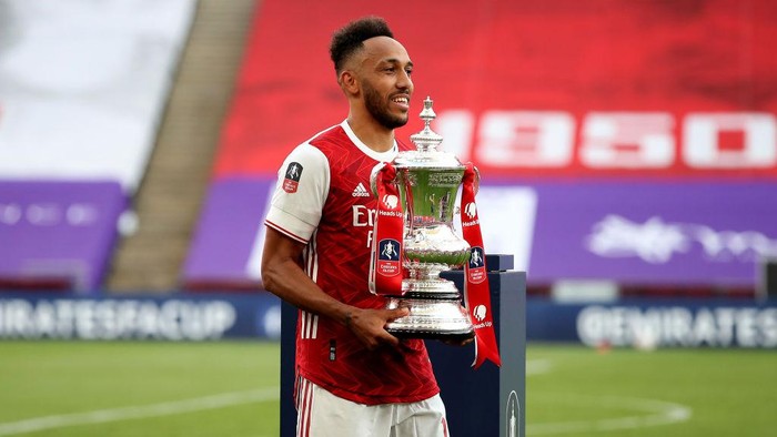 LONDON, ENGLAND - AUGUST 01: Pierre-Emerick Aubameyang of Arsenal picks up the FA Cup Trophy  after his teams victory in the Heads Up FA Cup Final match between Arsenal and Chelsea at Wembley Stadium on August 01, 2020 in London, England. Football Stadiums around Europe remain empty due to the Coronavirus Pandemic as Government social distancing laws prohibit fans inside venues resulting in all fixtures being played behind closed doors. (Photo by Adam Davy/Pool via Getty Images)
