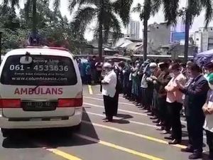 Viral Sholat Jenazah Peti Tetap dalam Ambulans, Ini Pendapat MUI Viral Sholat Jenazah Peti Tetap dalam Ambulans, Ini Pendapat MUI