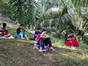 Cerita Kades di Simalungun: Warga Terpaksa Berutang demi Anak Sekolah Daring