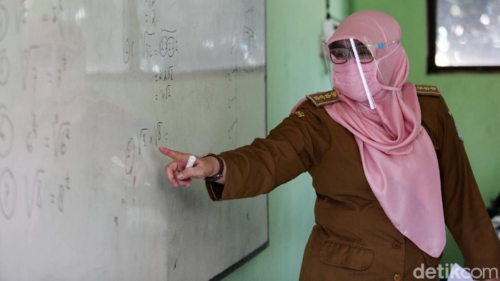 SMP 2 Bekasi Gelar Simulasi Pembejaran Tatap Muka Siswa Siswi mengikuti simulasi sekolah percontohan pembelajaran tatap muka di SMP Negeri 2 Bekasi, Jawa Barat, Senin (3/8/2020). Pelaksanaan ini dilaksanakan mulai hari ini hingga 28 Agustus 2020. Siswa yang yang mengikuti pelajaran tatap muka hari ini 18 anak perkelas. setiap kelas 7, 8 dan 9 diwakili 1 kelas yang bergantian setiap harinya.