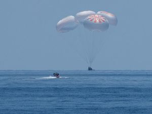 Video Detik-detik Crew Dragon SpaceX Mendarat ke Bumi Video Detik-detik Crew Dragon SpaceX Mendarat ke Bumi