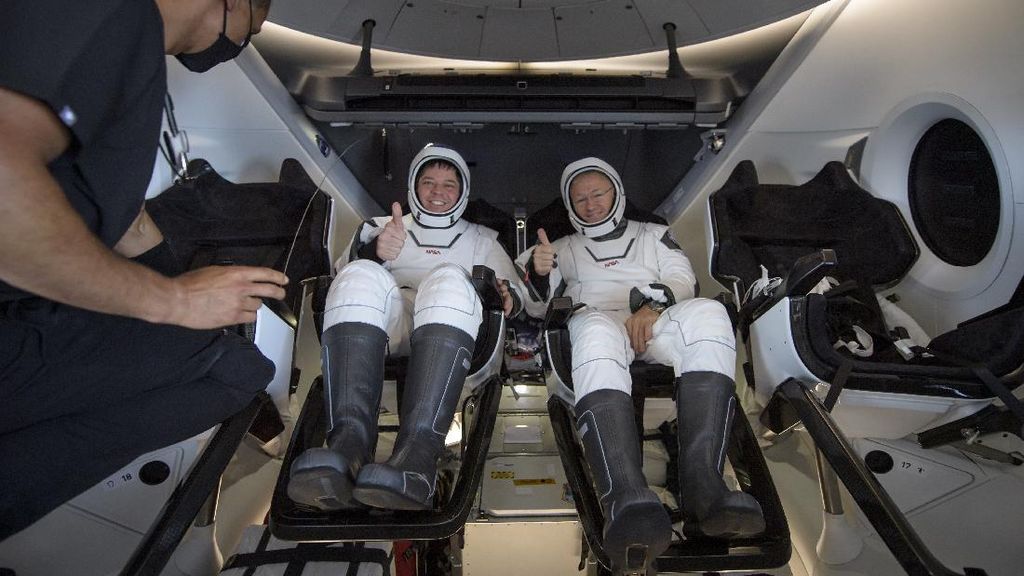 Detik-detik Astronaut NASA Mendarat di Bumi dengan Kapsul SpaceX