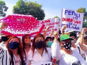 Audiensi Gagal, Demo Pekerja Hiburan Malam Bertahan di Balai Kota Surabaya