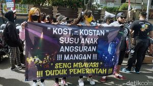Spanduk dan Poster Jeritan Pekerja Malam di Surabaya