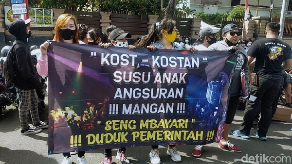 Spanduk dan Poster Jeritan Pekerja Malam di Surabaya