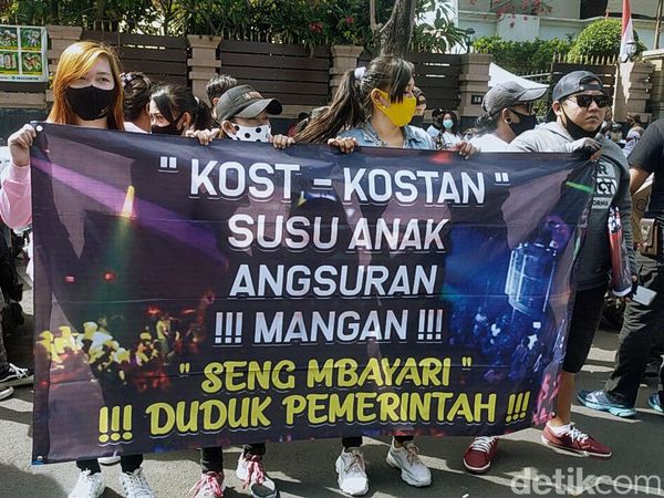 Spanduk dan Poster Jeritan Pekerja Malam di Surabaya