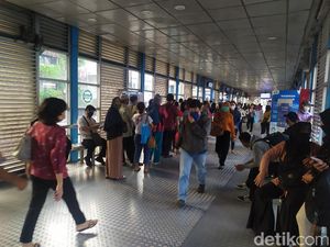 Ganjil Genap Berlaku, Halte TransJ Harmoni Ramai Ganjil Genap Berlaku, Halte TransJ Harmoni Ramai