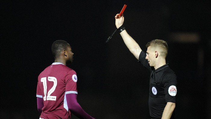 HIGH WYCOMBE, ENGLAND - APRIL 12: Colin Odutayo of Aston Villa is shown a red card by match referee Will Finnie during the Premier League 2 match between Reading U23 and Aston Villa U23 at Adams Park on April 12, 2019 in High Wycombe, England. (Photo by Alex Burstow/Getty Images)
