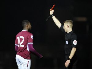 Di Sepakbola Inggris, Batuk ke Wajah Lawan Bisa Dikartu Merah!