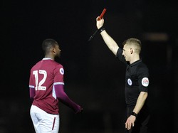 Di Sepakbola Inggris, Batuk ke Wajah Lawan Bisa Dikartu Merah!